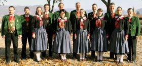Ausschuss: v.l.n.r. Rainer Carli, Philipp Pietra, Monika Marini, Michael Trettl, Helga Mederle Pardatscher, Franz Pardatscher, Karin Hanny Walcher, Wilfried Bernard, Lisa Amort, Ralf Stefan Troger, Martin Weger, Kathrin Terzer, Christian Koppelstätter