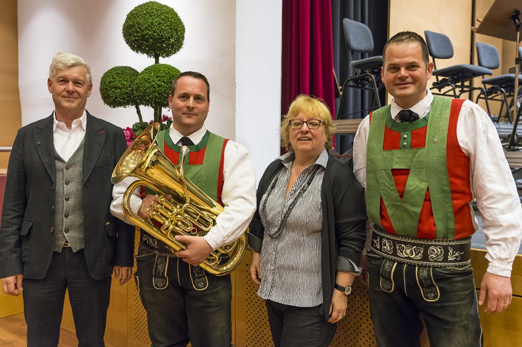 Die Vorstandsmitglieder der Raiffeisenkasse Überetsch Dr. Maria Dietl und Horst Völser mit dem neuen Euphonium. Danke!