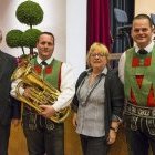 Die Vorstandsmitglieder der Raiffeisenkasse Überetsch Dr. Maria Dietl und Horst Völser mit dem neuen Euphonium. Danke!